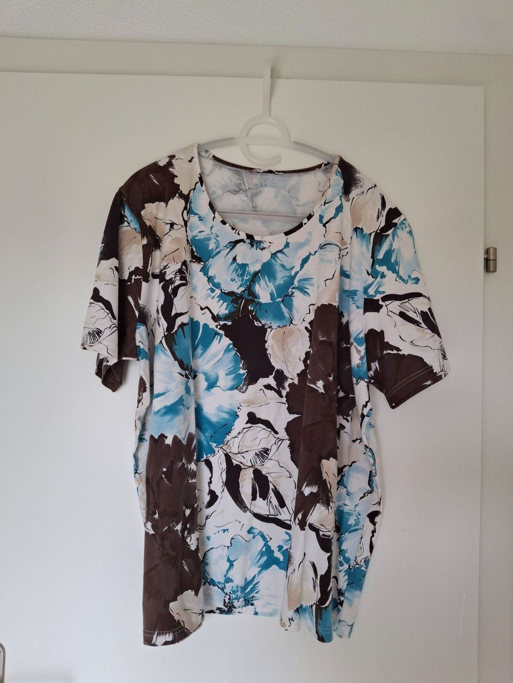 T-shirt: T-Shirt mit grossem Blumenmuster, Grosse Grössen – Usato da WALTERSWIL SO venduto da thb_ybm8