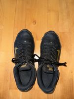 Chaussures Nike noires et dorées, idéal pour l'hiver!