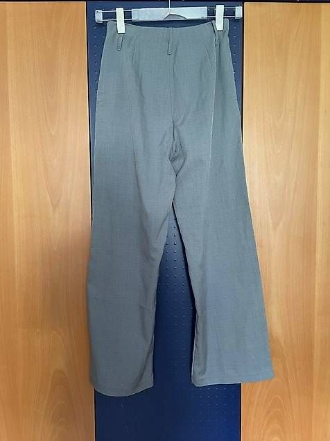 Pantaloni: Stoffhose mit Kellerfalten Gr. 36 – Usato da St.Gallen venduto da NOVEMBER01 1