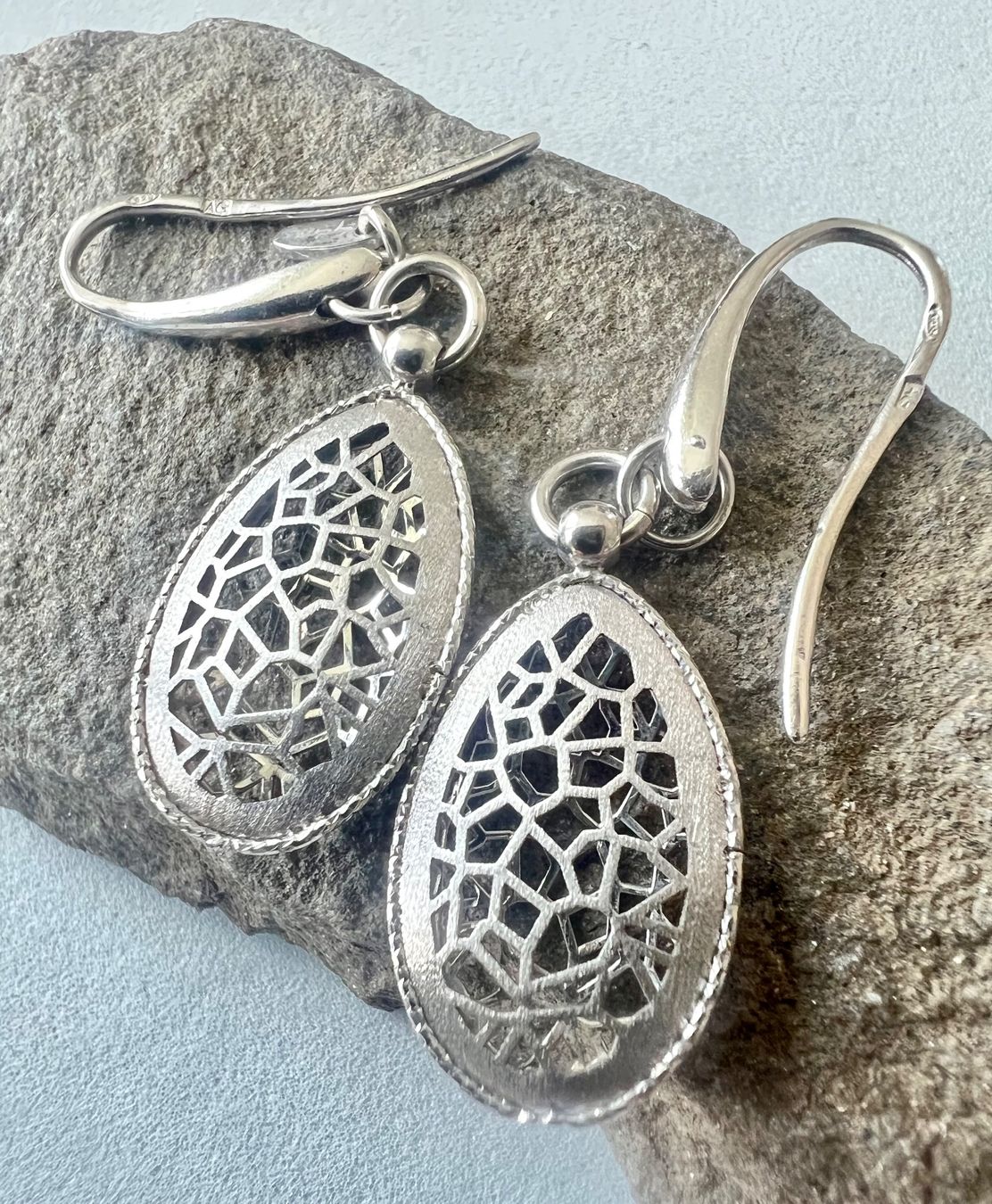 Orecchini pendenti & Orecchini a lobo: Gexist Schweizer Designer Ohrhänger Silber 925 durchbrochen – Usato da Ruswil venduto da artbyhand