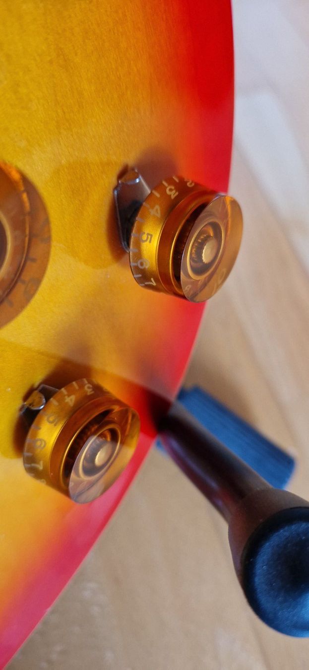 Epiphone Strumenti musicali: Epiphone Les Paul Tribute 60 – Usato da Ulmiz venduto da Smirkangel 2