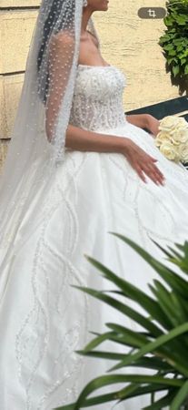 Brautkleid mit Perlen und Schleier weiss