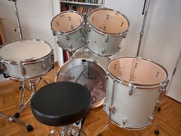 Schlagzeug Pearl Forum, silber, komplett inkl. Hocker