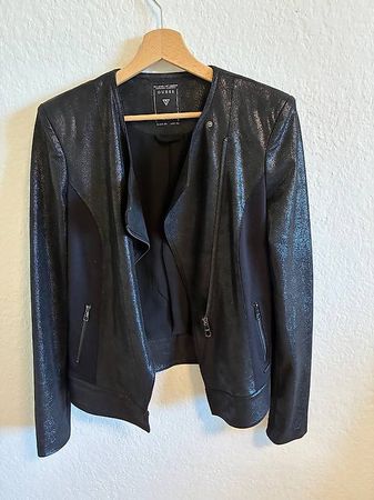 Schwarzglitzernde Jacke von GUESS, Gr. M