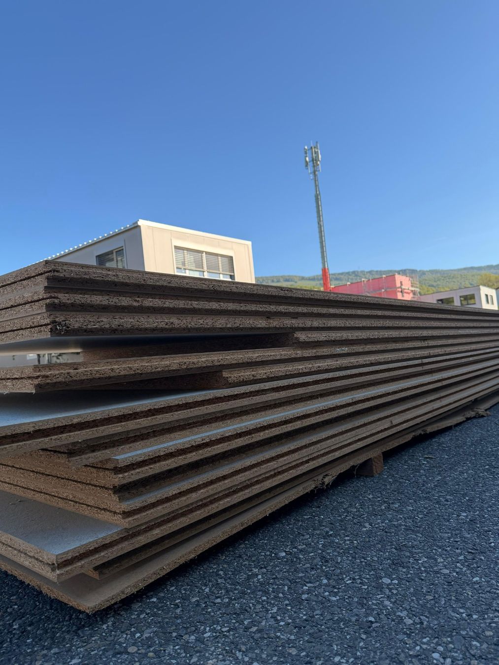 Piatti di portata: Spanplatten 40mm mineralisch beschichtet 62m2 – Usato da Flumenthal venduto da Nanuk7 1