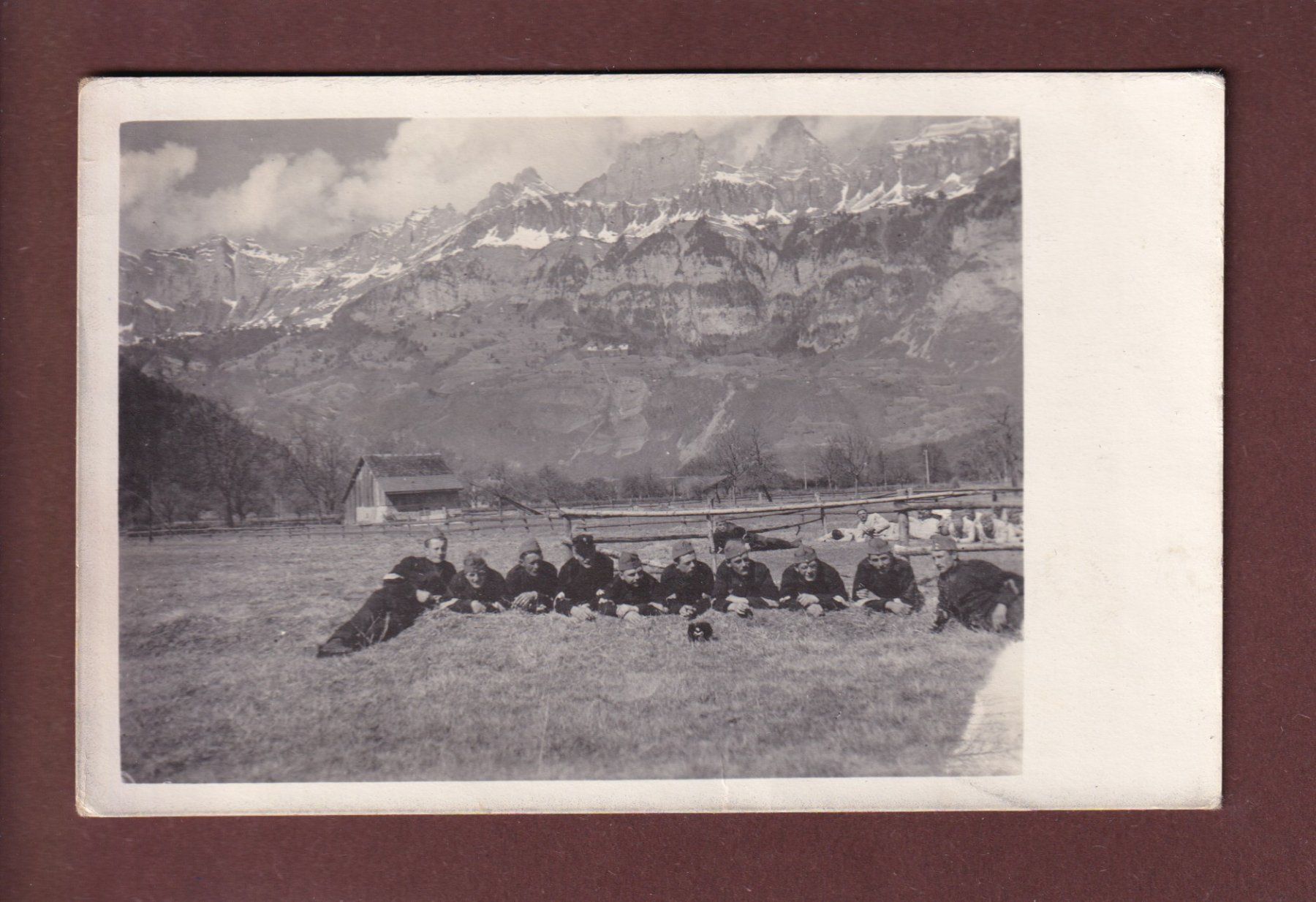 Cartoline postali: Foto - Soldaten vor CHURFIRSTEN – Usato da Pully venduto da nicecards