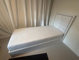 Lit simple avec tête de lit, matelas inclus