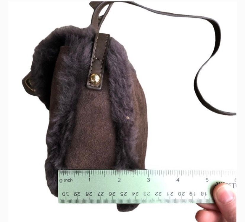 Ugg Borse da donna: Sac UGG Crossbody Chocolate – Nuovo e nell'imballaggio originale da Orbe venduto da D-stockFactory-Orbe 2