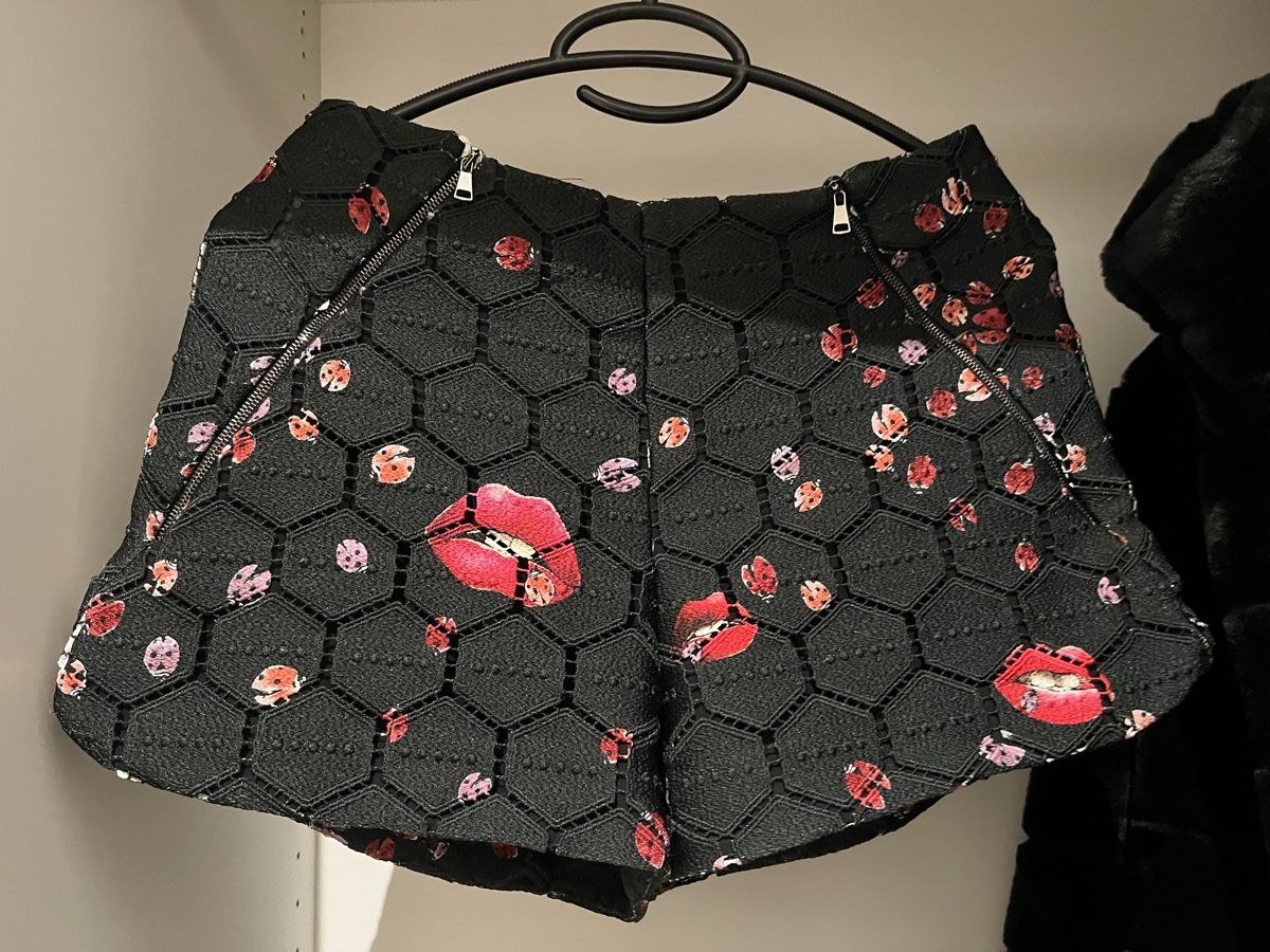 Pantaloni: Stylish Gamba Shorts with Lips Print, Gr. 34 – Nuovo (secondo la descrizione) da Planken venduto da R4gskL7