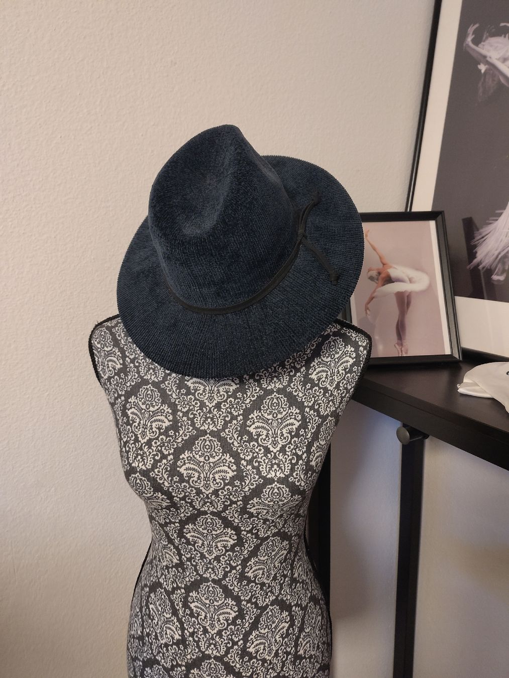 Copricapi, berretti & cappellini: Dunkelblauer Fedora Hut  – Nuovo (secondo la descrizione) da Zollikofen venduto da AliaRuna