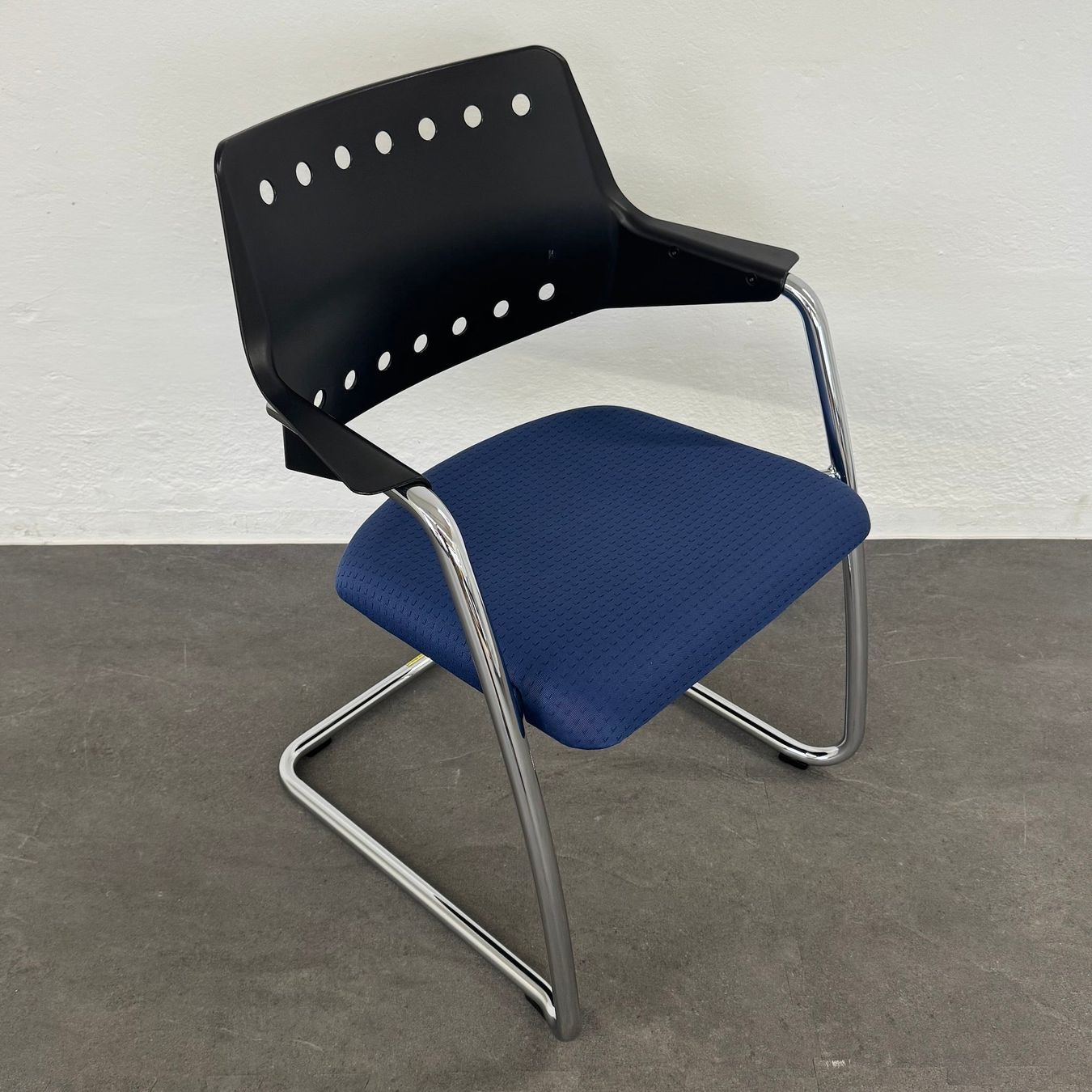 Girsberger Stühle: Girsberger 3300 Freischwinger mit Sitzfläche Stoff Blau - – Gebraucht aus Schönenwerd von mcofficeshop 1