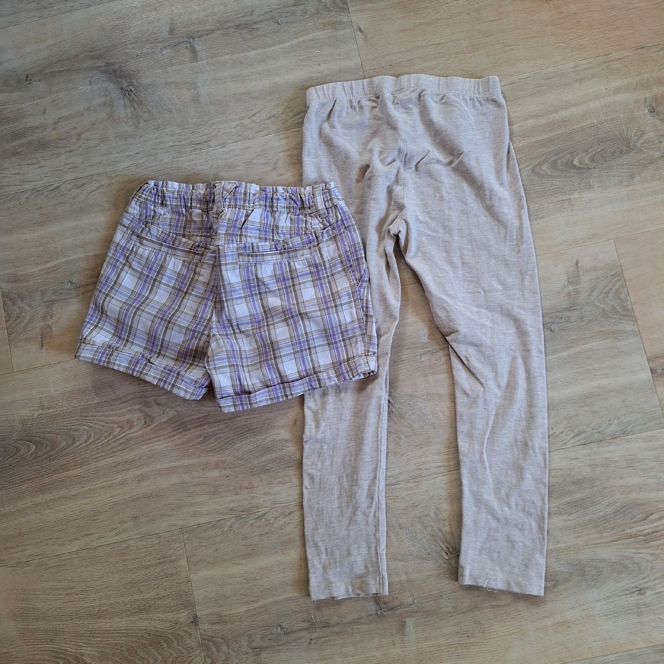 Pantaloni: Shorts 104 und Leggins 116 Mädchen – Usato da Richterswil venduto da C011 1