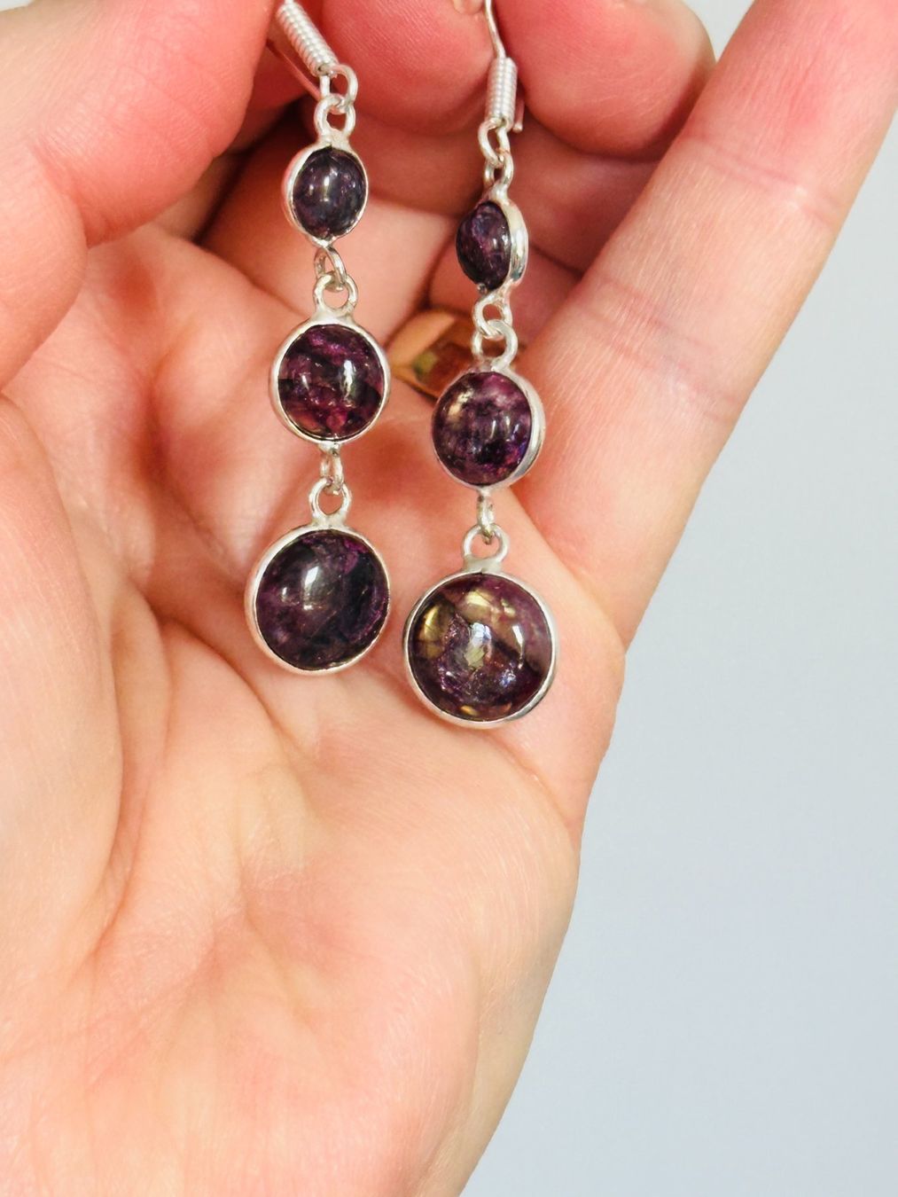 Orecchini pendenti & Orecchini a lobo: Color Enhanced Red Flash Labradorite earrings – Nuovo e nell'imballaggio originale da Genève venduto da AGBERG 2