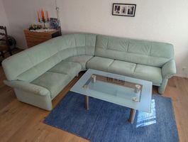 Ecksofa hellgrün mit Glastisch