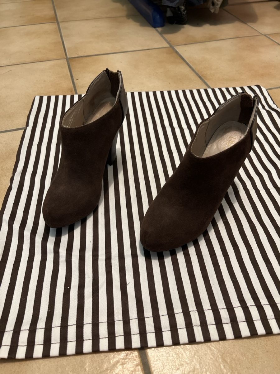 Liu Jo Damenschuhe: Bottines Liu Jo daim marron taille 38 – Gebraucht aus Arvillard (Salins) von mental0mystique