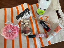 Lot de maquillage: palette, rouge à lèvres, crayon...