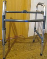 Gehhilfe faltbar aus Aluminium silber gebraucht