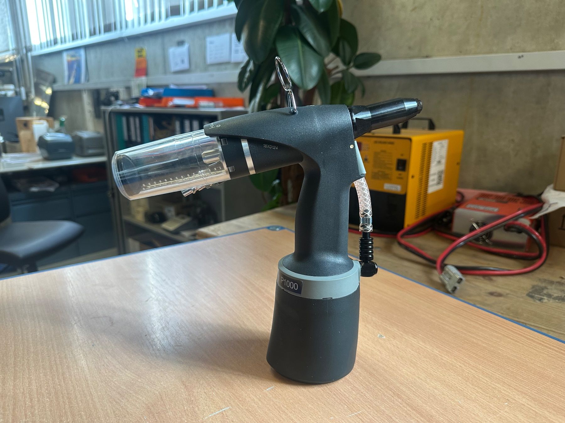 Tutti gli attrezzi: Böllhoff Hydropneumatisches Blindnietgerät P1000 – Nuovo e nell'imballaggio originale da Uetendorf venduto da Revotool 1