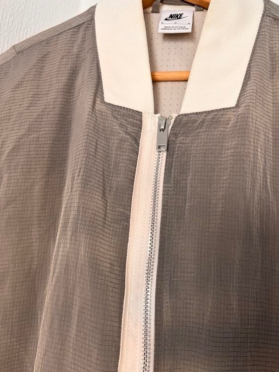 Nike Giacche: Nike Übergangsjacke, Top Zustand, Grösse M – Usato da Gümligen venduto da BazaarBazaar 2