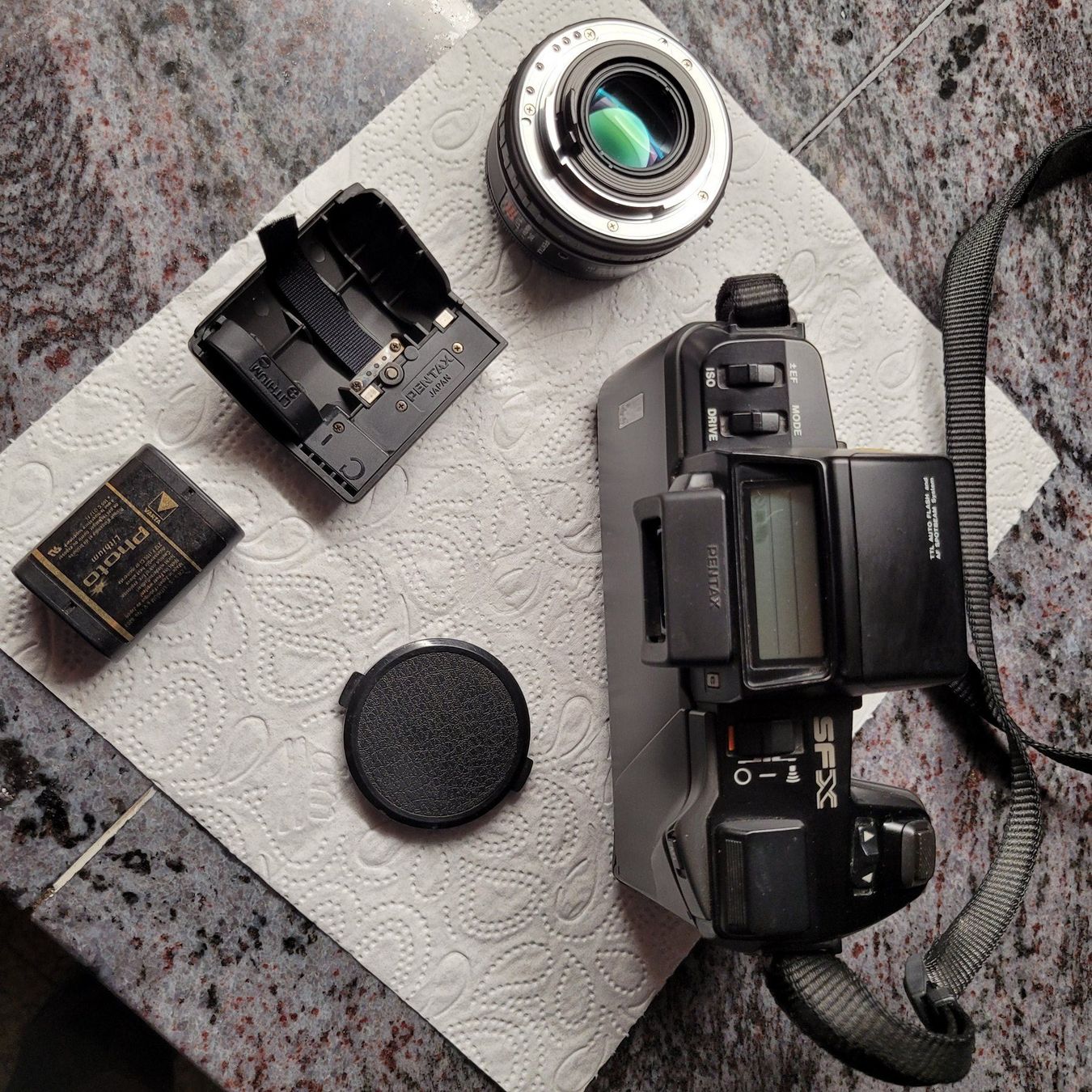 Pentax Fotocamera: Pentax SFX Analogkamera mit Objektiv und Gurt – Difettoso da Dörflingen venduto da tucson16 8