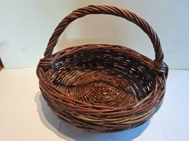 Rustikaler Weidenkorb mit Henkel