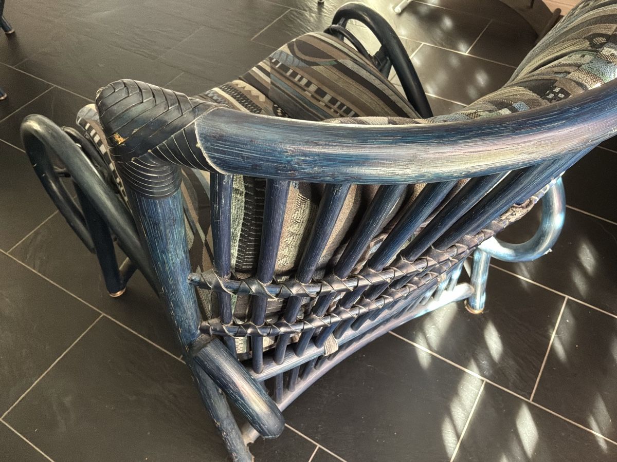 Poltrone: Set Sessel und Hocker aus blauem Rattan – Usato da Bremgarten AG venduto da Belana0 3