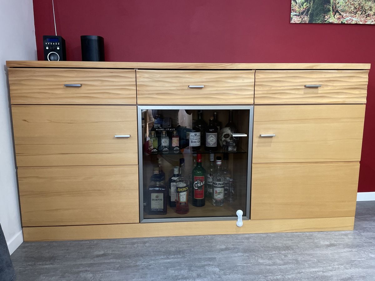 Livique Büffets: Sideboard mit Vitrine Kernbuche teilmassiv – Gebraucht aus Lutzenberg von