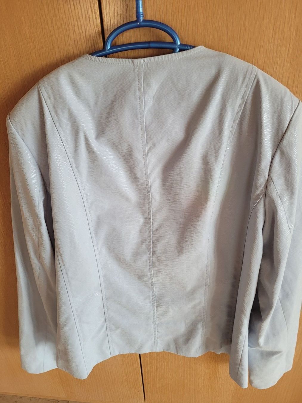 Giacche: hellblauer Damenblazer gefüttert, leicht glänzend – Usato da Hondrich venduto da Ebro01 1
