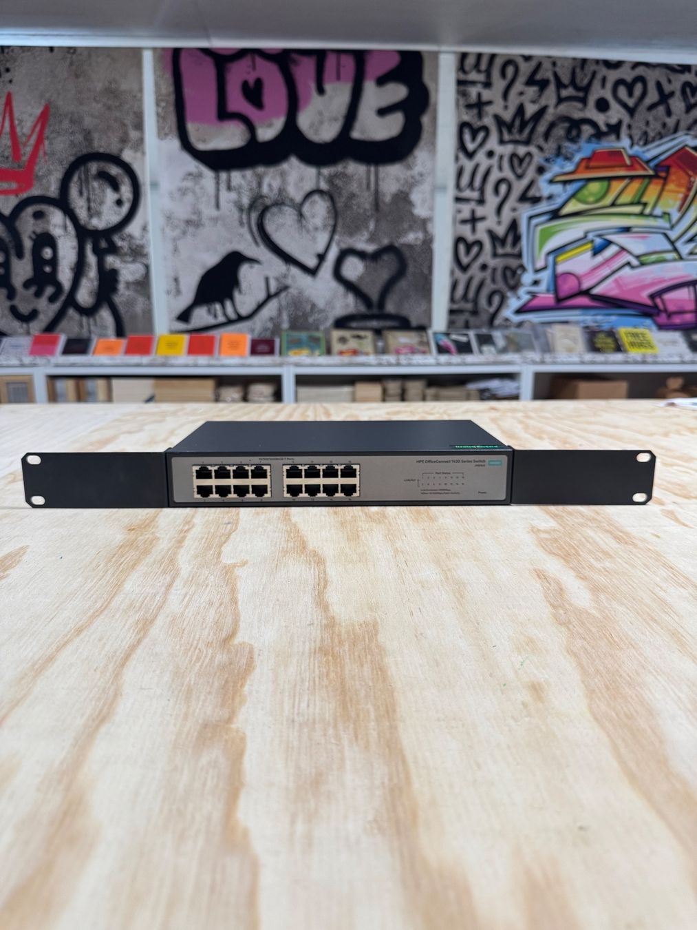 Hewlett Packard Hub & Switch: HP JH016A Switch inkl. 1-HE Rackmount-Kit – Usato da Steinhausen venduto da Schuwies