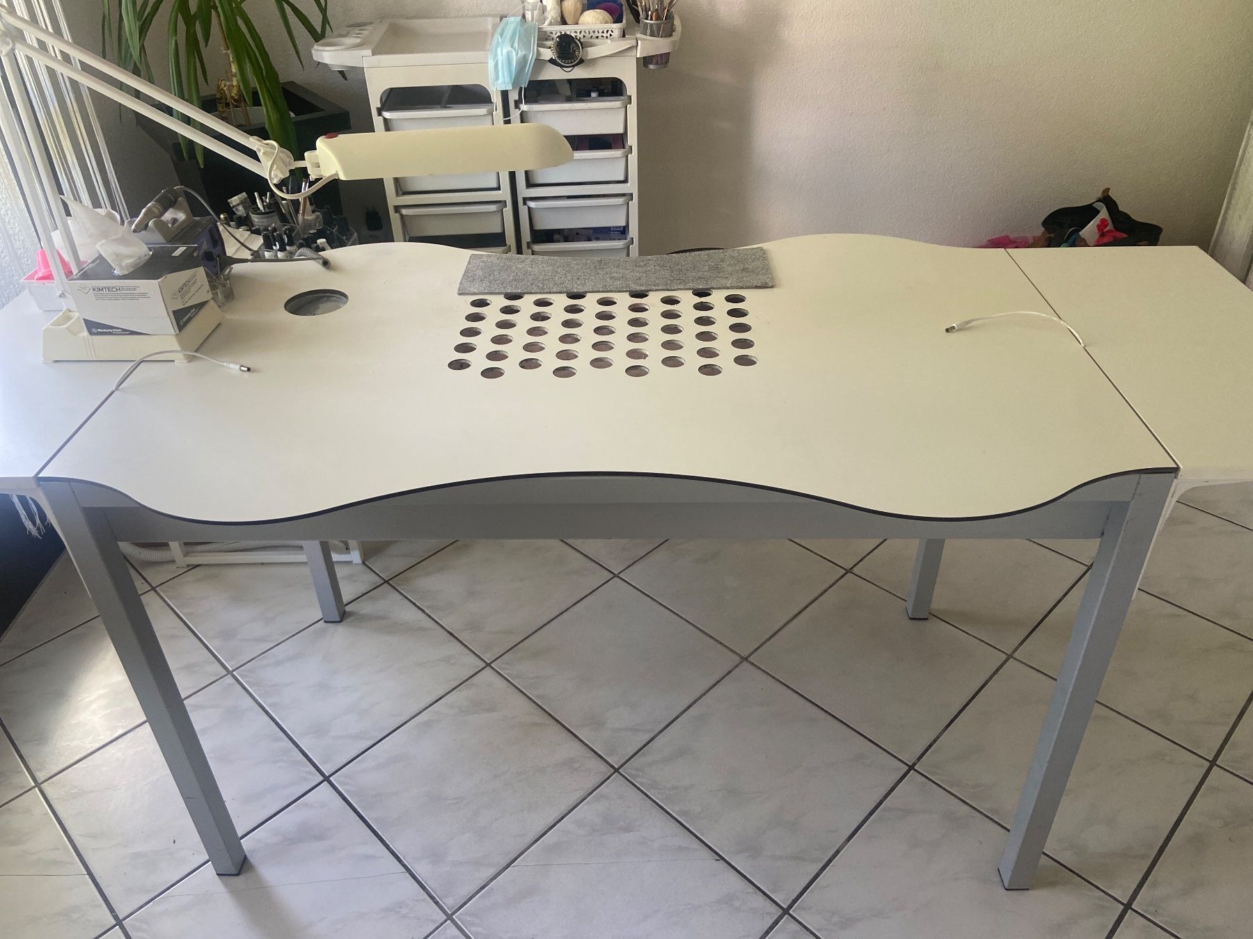 Tavoli: Arbeitstisch Nailstudio Tisch mit Absaugung – Usato da Urdorf venduto da JcdS