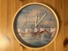 Wanduhr aus Holz, Motiv: Segelboote auf dem Meer
