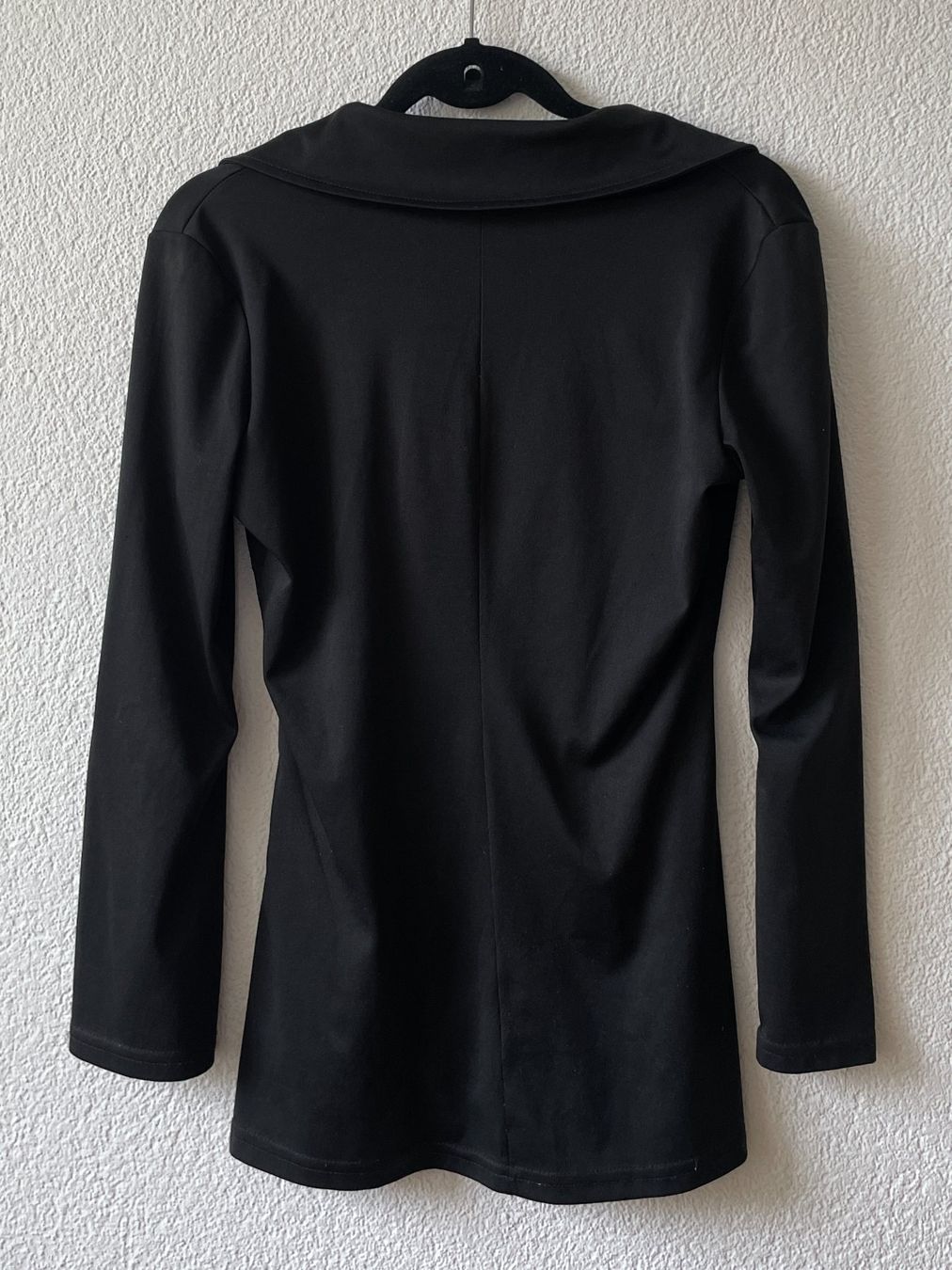Tops: Schwarzes Shirt mit Reissverschluss – Gebraucht aus Uster von emm_px8k