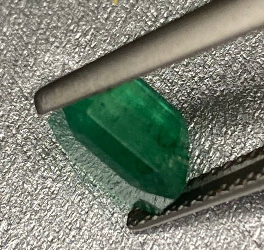 Pietre preziose: émeraude vert vif 2,64 carats – Nuovo e nell'imballaggio originale da Sornard-Nendaz venduto da JYTI90 1