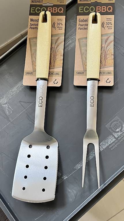 Set di posate: BBQ Grillbesteck neu – Nuovo e nell'imballaggio originale da Rapperswil SG venduto da Boandlkramer