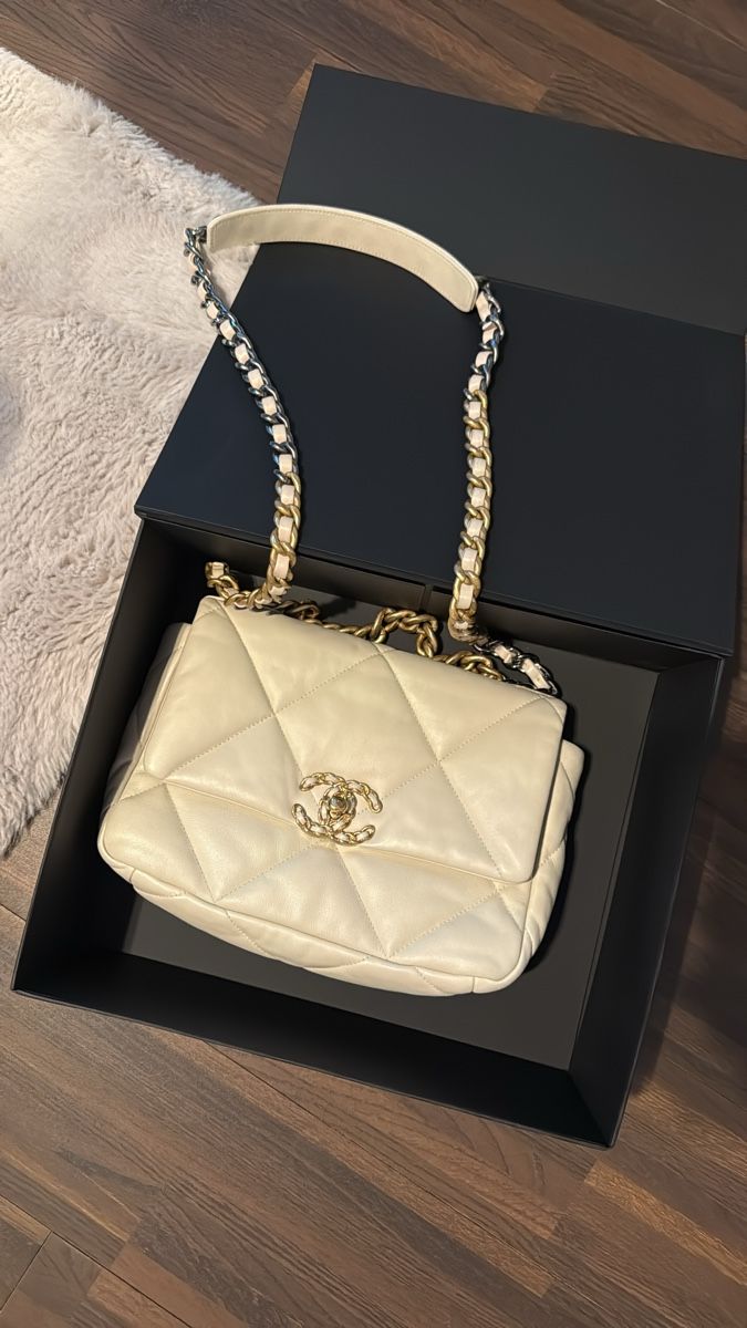 Chanel Sacs femmes: Chanel White Medium 19 Flap Lammleder weiss – D'occasion à Hergiswil NW par Chogu