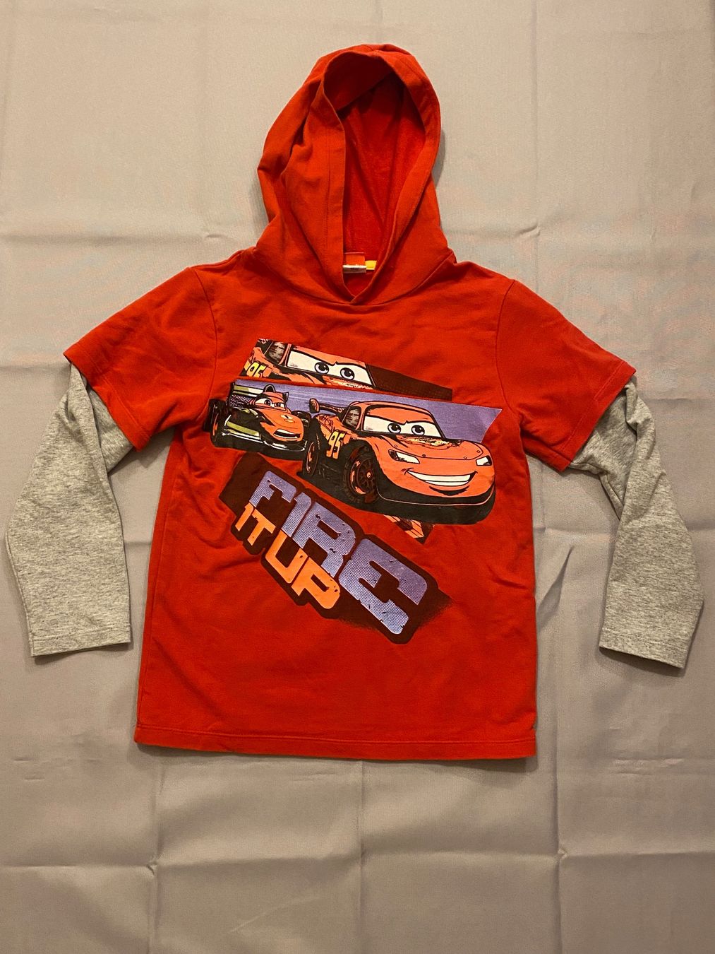 Maglioni & Felpe: Pullover Lightning McQueen Gr 128 Cars Kapuzenpullover – Usato da Basel venduto da him_5r5n