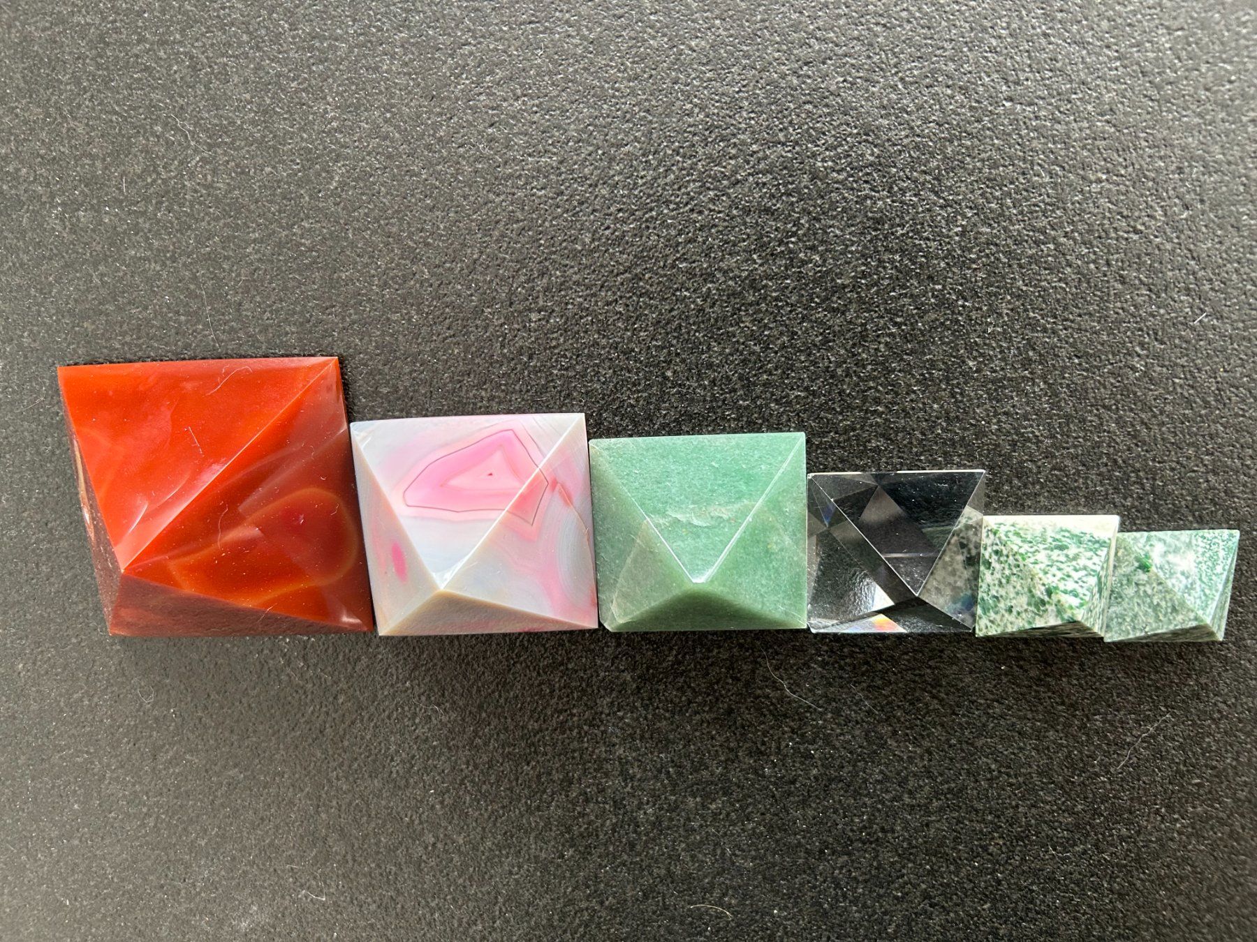 Pietre preziose: 6 Edelstein Pyramiden, Chakra Steine Set – Usato da Root venduto da Mpcshop 2