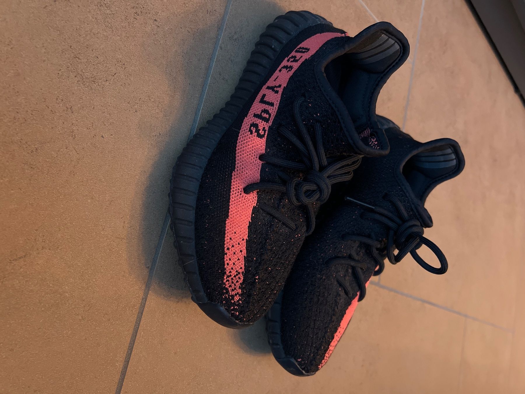 Scarpe da uomo: Yeezy Boost 350 V2 "Bred" Gr. 38 2/3 top erhalten – Usato da Hunzenschwil venduto da vio_brh2