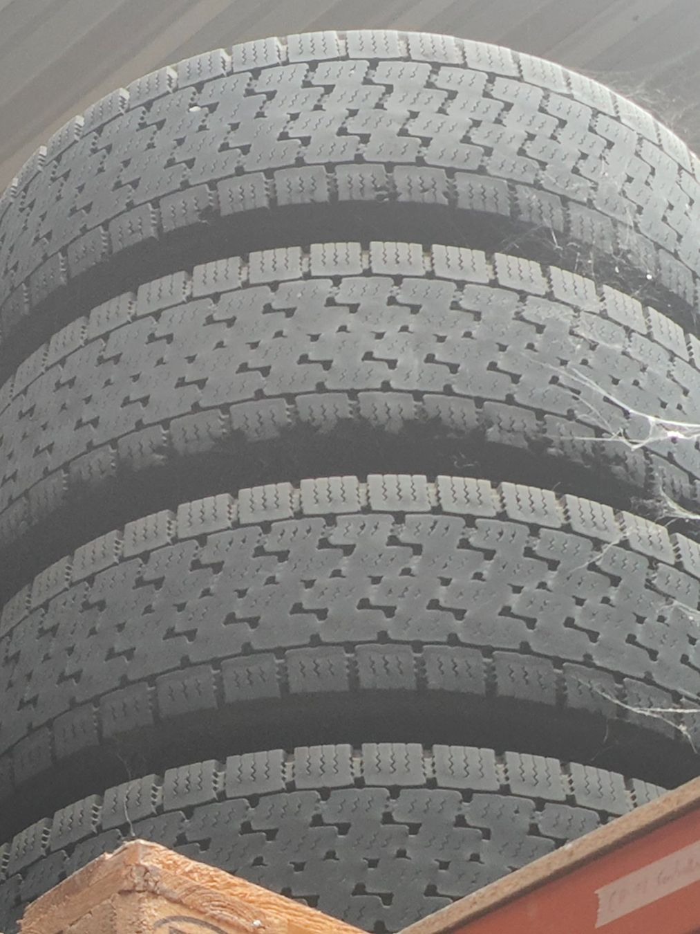 Continental Pneumatici & Ruote complete: 4x LKW Rad 285/70 R19.5 – Usato da Aesch LU venduto da Cubic 2