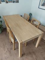 Holztisch mit 4 Stühlen