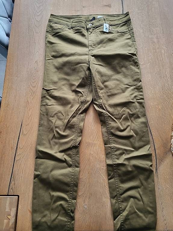 Pantaloni: Pantalon femme – Usato da Ecuvillens venduto da loloall 1