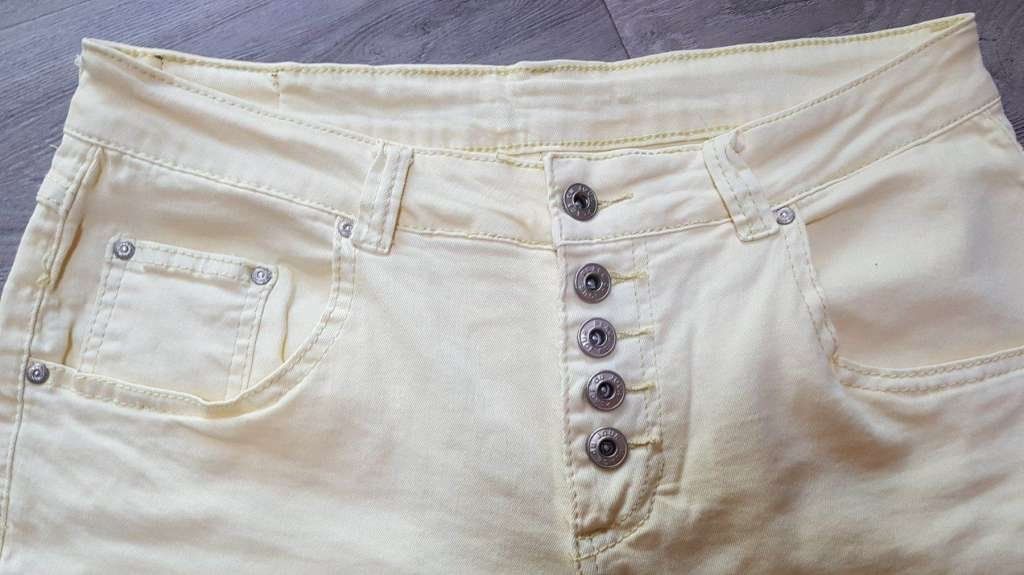 Hosen: Gelbe Kurzhose 40/42 – Gebraucht aus Bätterkinden von Elefantenzoo 1
