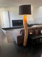 Stehlampe aus echtem Holzstamm – Unikat für gemütlich