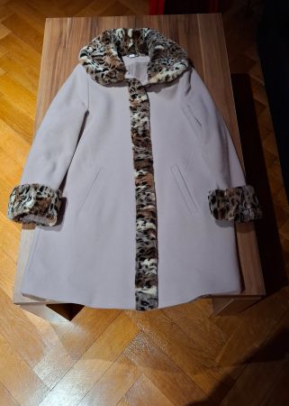 Manteau court beige avec fausse fourrure/Kurzer beiger Mante