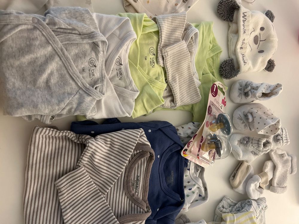 Lot de vêtements bébé - nouveau né - 34 articles (D'occasion) à Genève