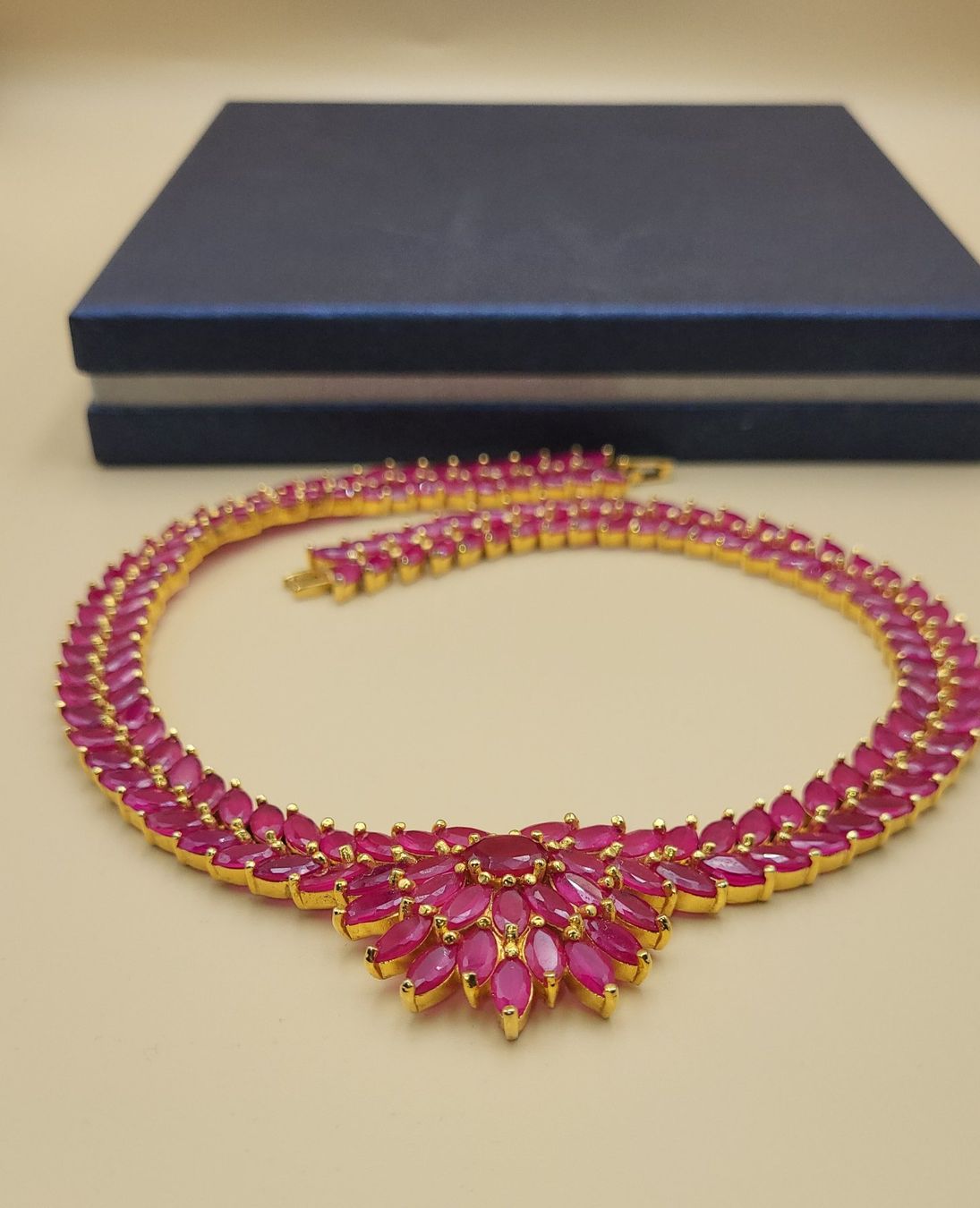 Catenine: Goldige Elegante Rubin Collier – Usato da Wald ZH venduto da SwissPawnshop