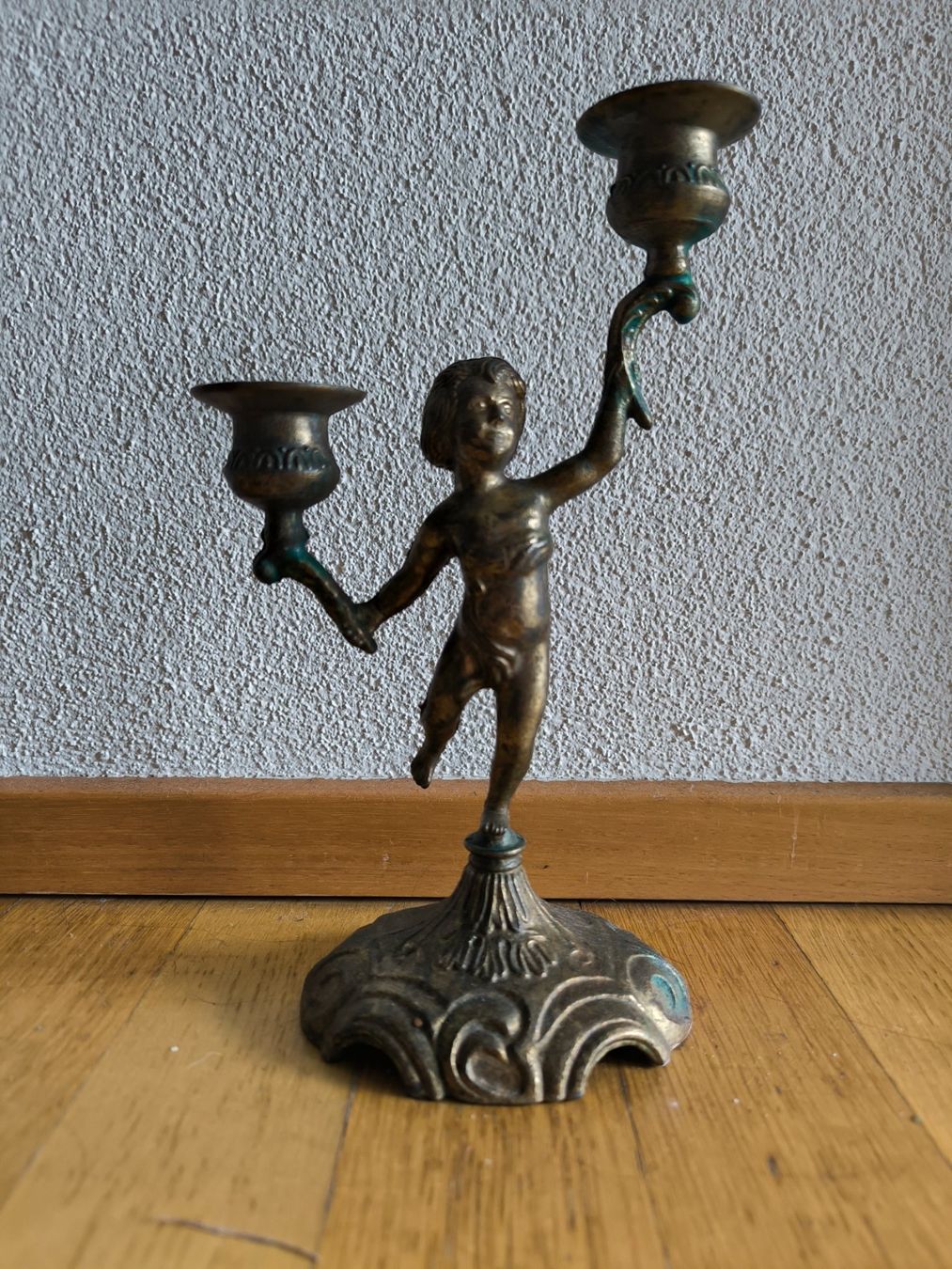 Portacandele: Antiker Kerzenständer Cherub, Messing, 23cm – Usato da Zürich venduto da Decours
