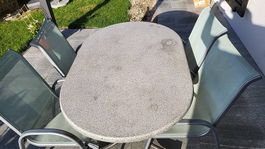 1 Gartentisch und 4 Gartenstühle