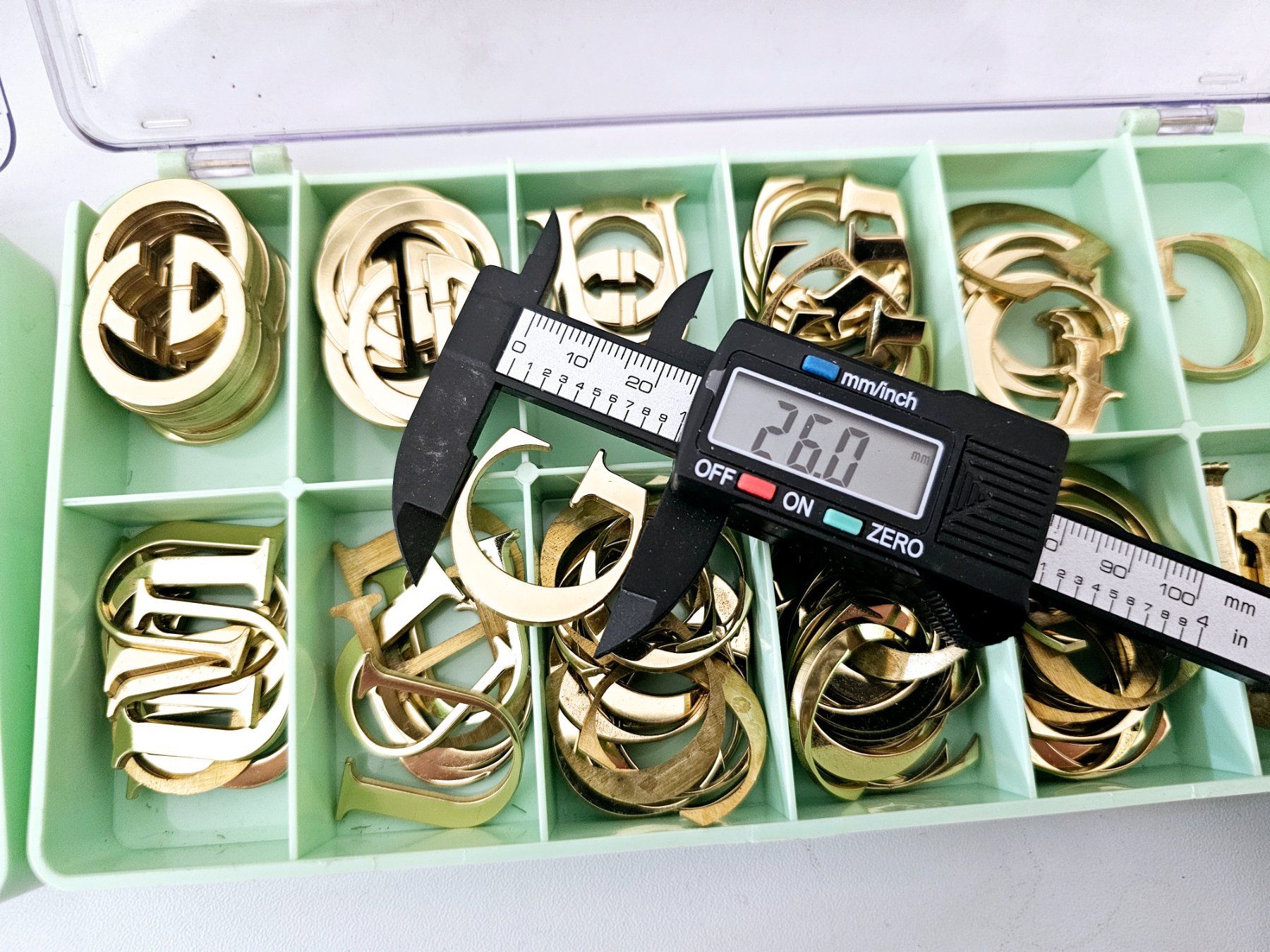 Alle Dekorationen: Goldene Buchstaben Gucci – Gebraucht aus Bassersdorf von AnkerWatch 8