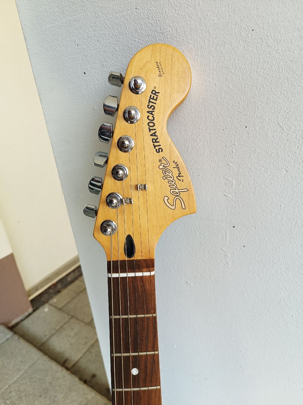 Squier Strumenti musicali: Squier Stratocaster E-Gitarre + Zubehör und Tasche – Usato da Bennau venduto da lbe_55rw 4